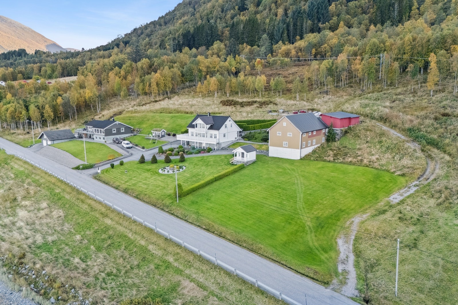 Eiendommen består av fire gnr. og bnr. og inneholder blant annet 4,2 dekar fulldyrka jord, 3,2 dekar innmarksbeite, 97,5 dekar produktiv skog og 10,4 dekar annet markslag Galleribilde