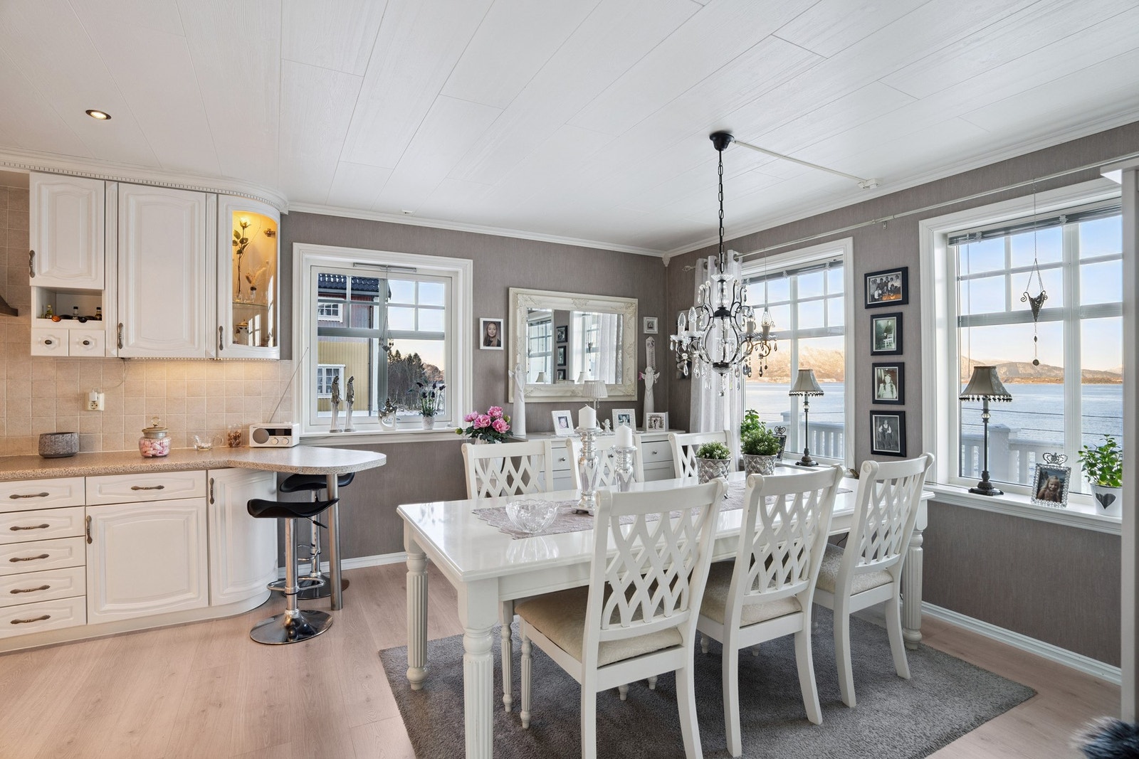 Separat og romslig kjøkken med god plass til spisebord Galleribilde