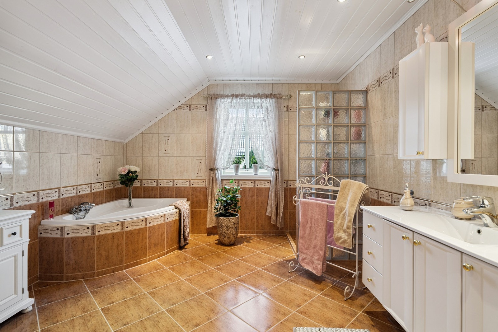 Bad i 2.etasje med både dusj og badekar Galleribilde