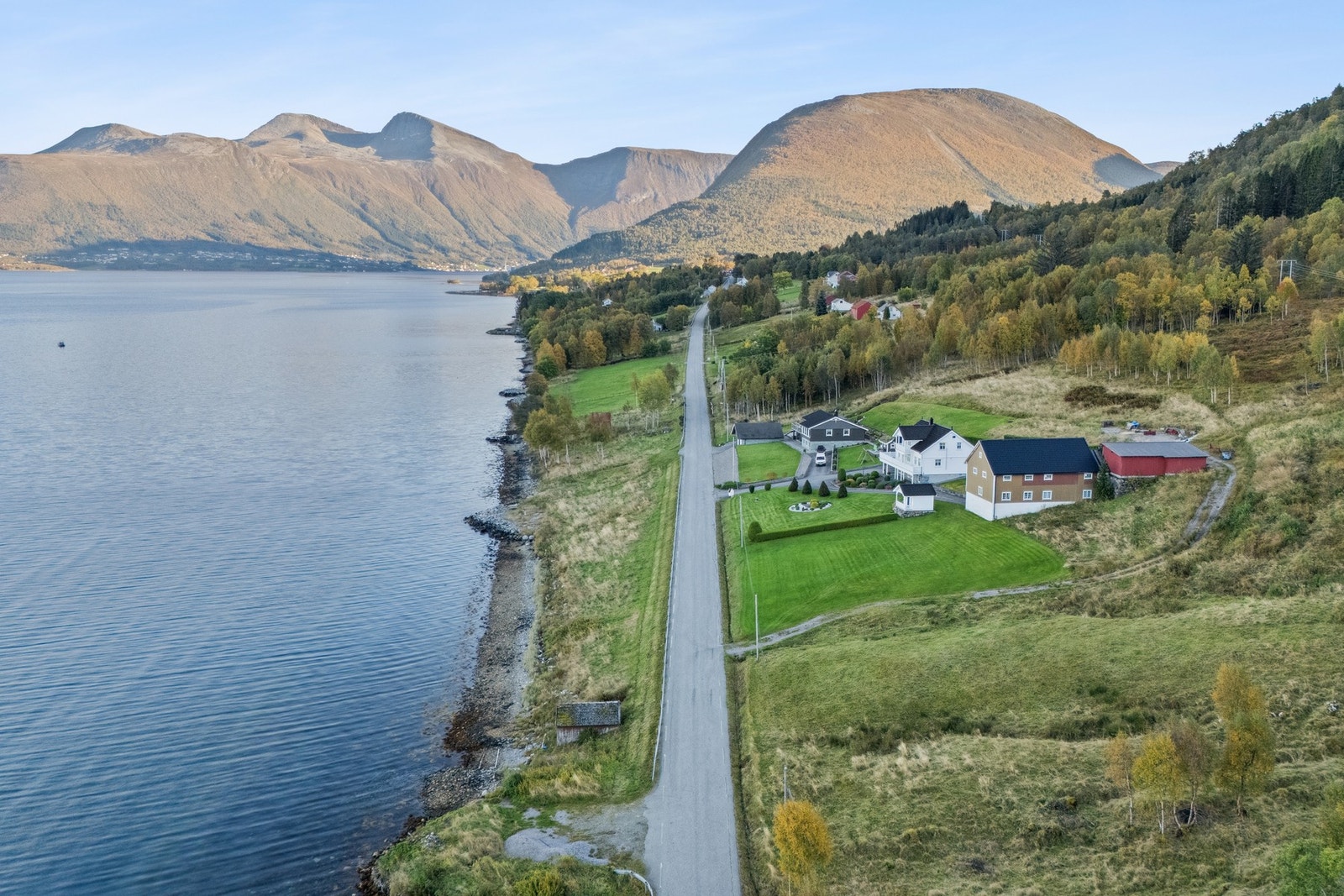 Idyllisk beliggenhet mellom Rekdal og Fiksdal, ca. 20 km fra Vestnes sentrum og 45 minutter unna Ålesund Galleribilde