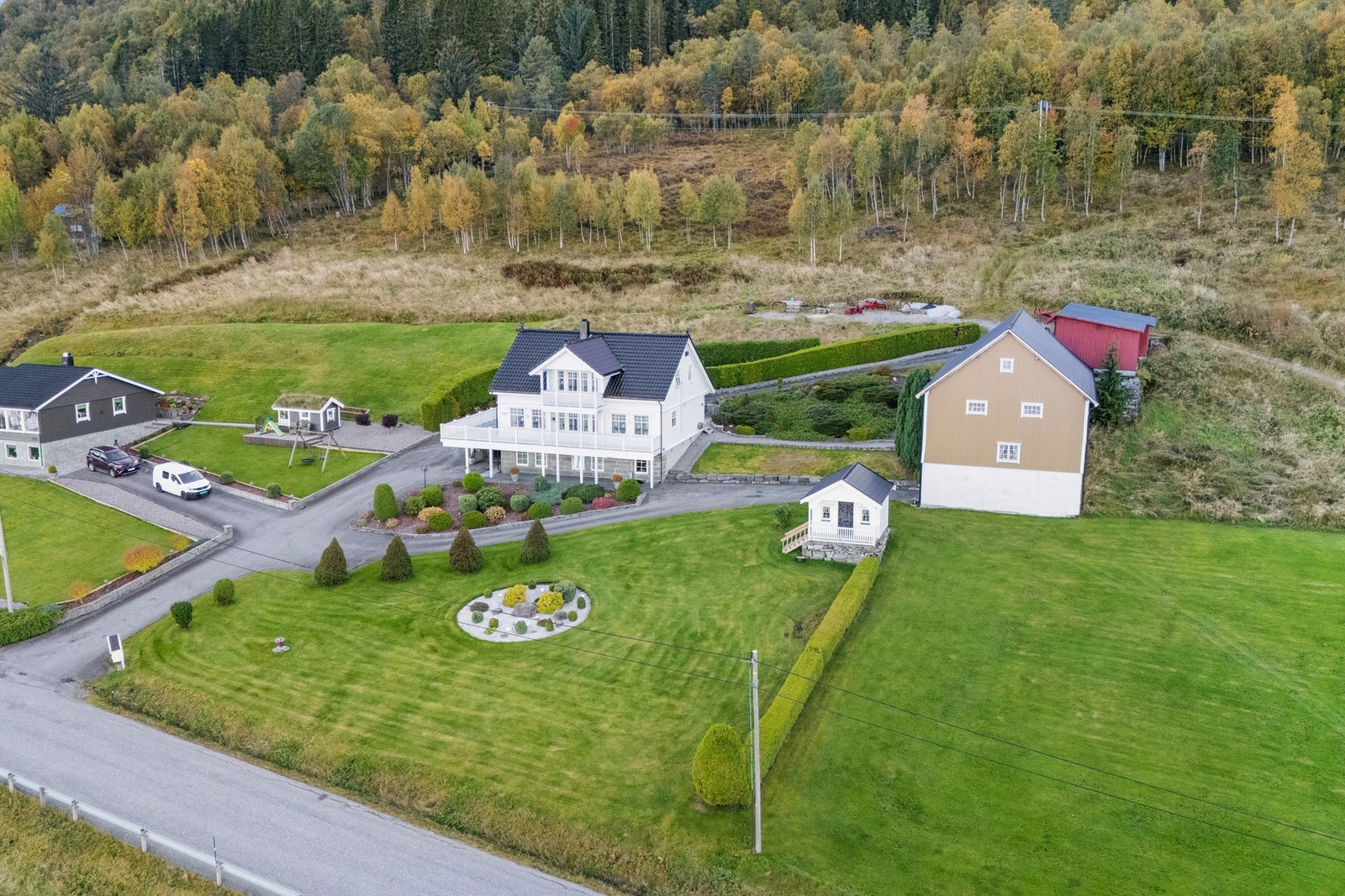 Flott landbrukseiendom på 148 dekar med strandlinje. Bolig fra 2006 med stor låve Galleribilde