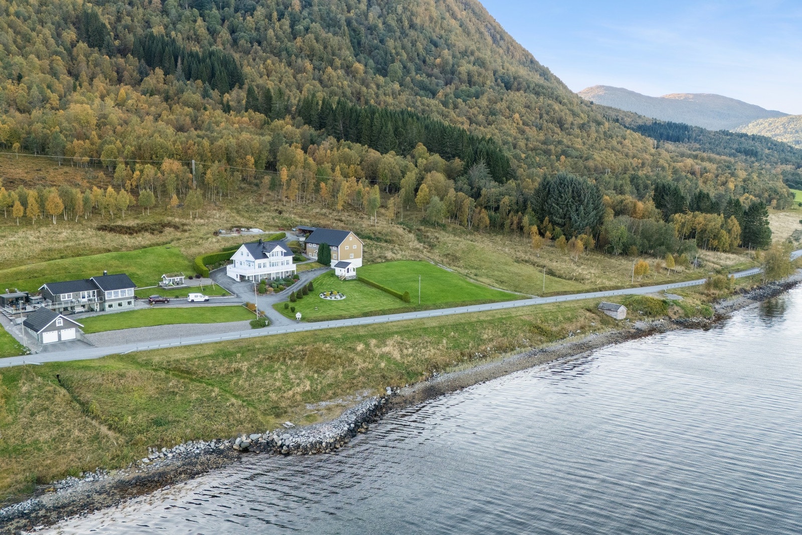 Her har man flott sjøutsikt og egen strandlinje med nausttomt Galleribilde