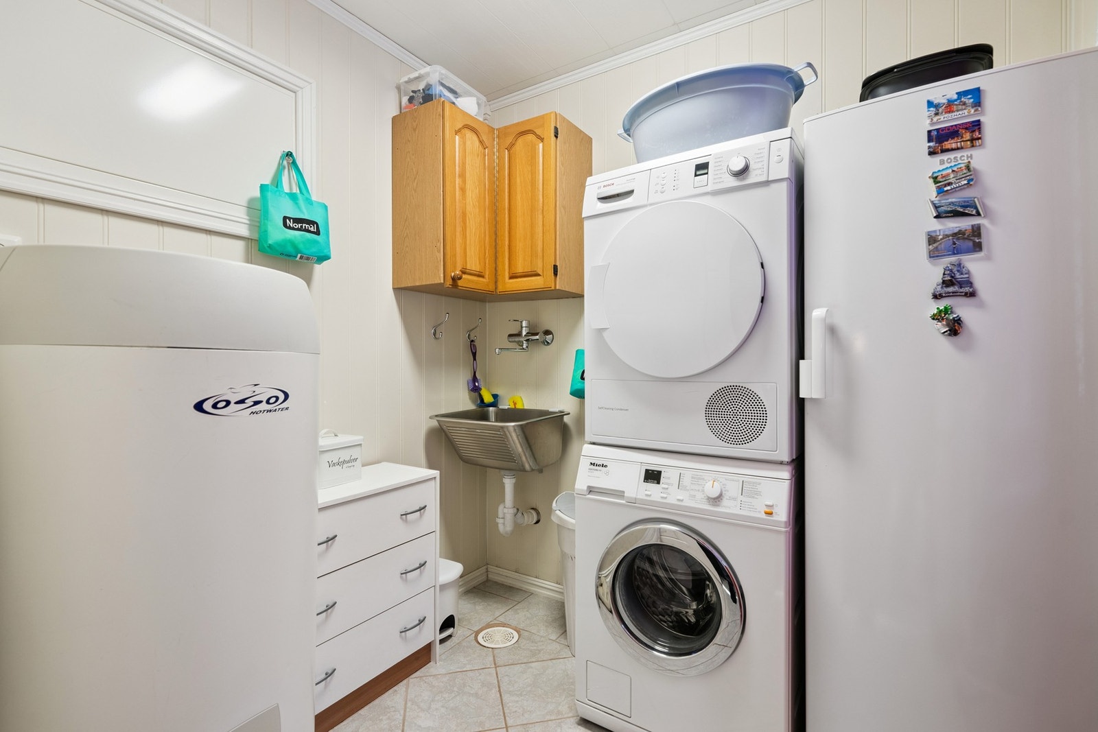 Vaskerom i 1.etasje. Man har også vaskerom tilhørende hoveddel i underetasje Galleribilde