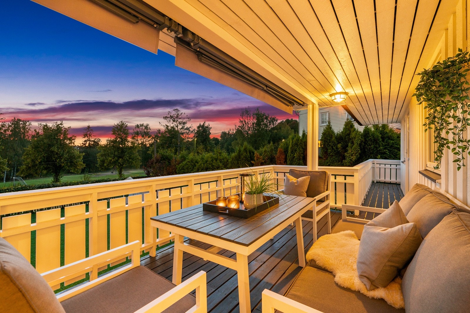 Uteplassen oppleves som en naturlig forlengelse av oppholdsrommet på de varme dagene. Galleribilde