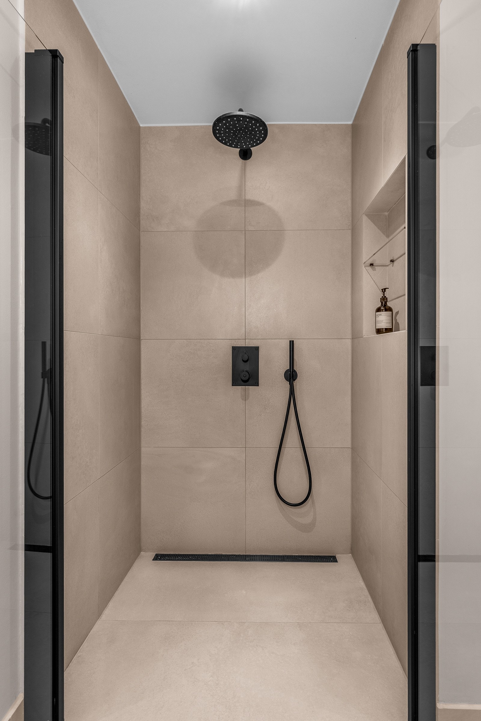 Delikat dusjsone med innfelte nisjer og regndusj som gir et ekslusivt og moderne preg. Galleribilde