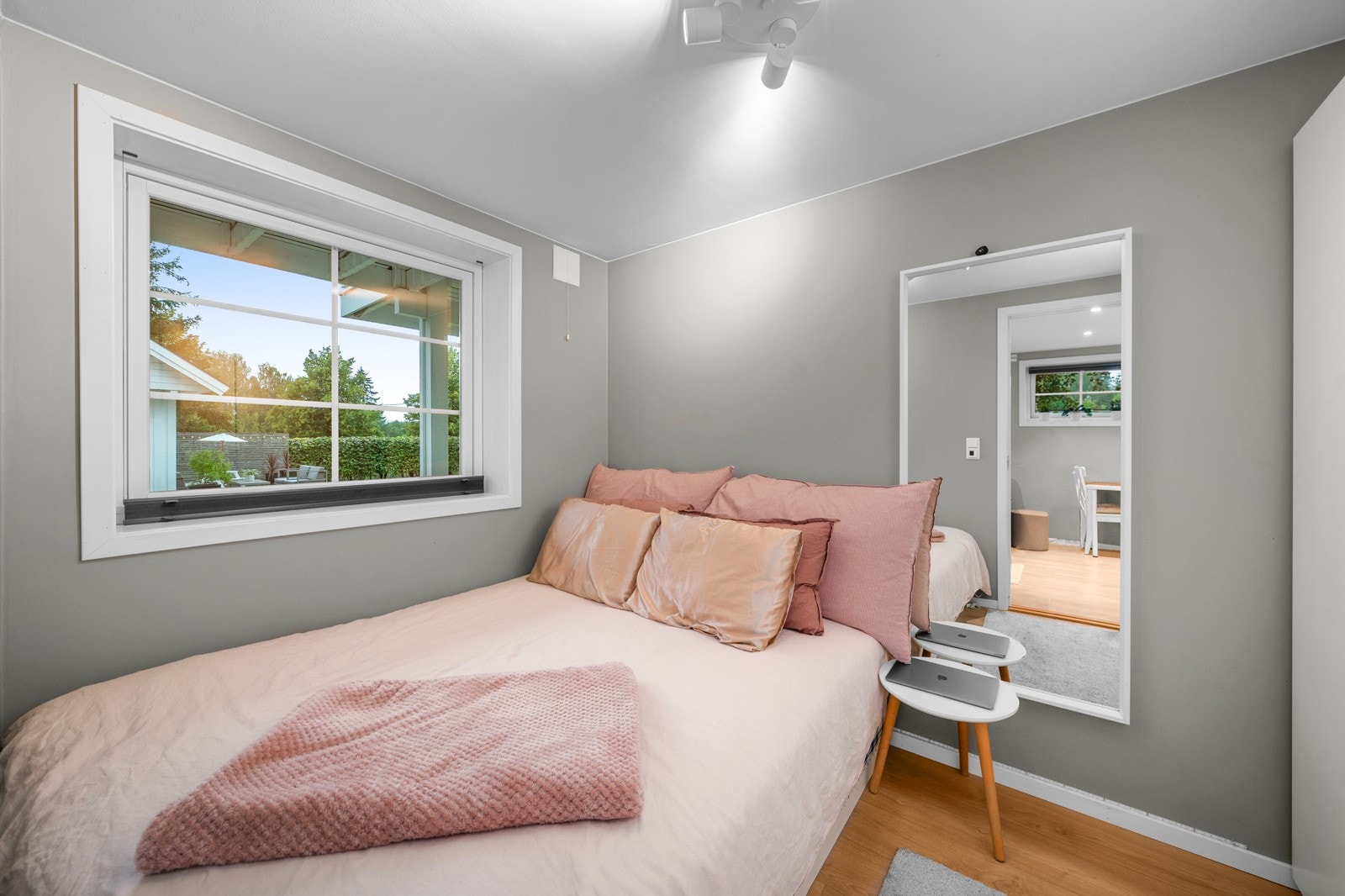 Lyst og rolig soverom med plass til dobbeltseng og tilhørende møblement. Galleribilde