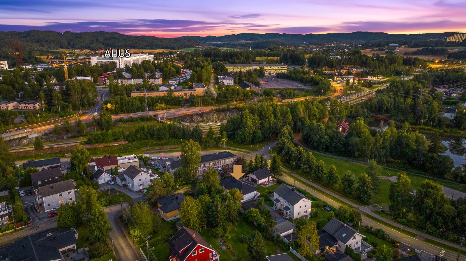 Videre er det gangavstand til Ahus noe som gjør beliggenheten spesielt attraktiv for ansatte, studenter og pendlere innen helsesektoren. Velkommen til visning! Galleribilde