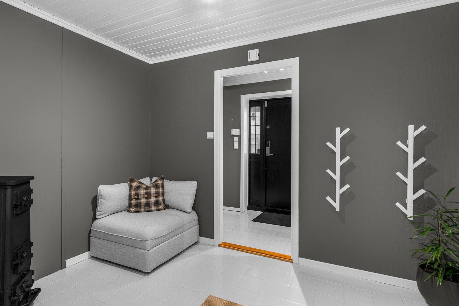 Innbydende entré med god plass til yttertøy og sko. Galleribilde