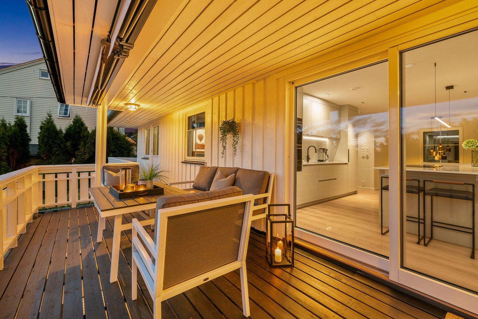 Fra kjøkkenet er det utgang til solrik og skjermet uteplass med god plass til sittegruppe og servering. Galleribilde