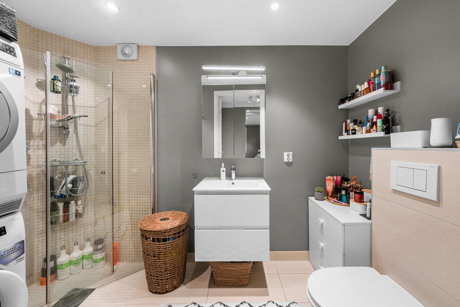 Trivelig og funksjonelt bad med flislagte overflater, varme i gulv samt opplegg for vaskemaskin. Galleribilde