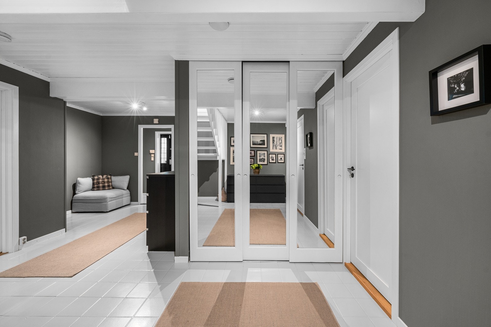 Store skyvedørsgarderober gir rikelig med oppbevaringsplass, samtidig som løsningen bidrar til et ryddig og stilrent uttrykk. Galleribilde