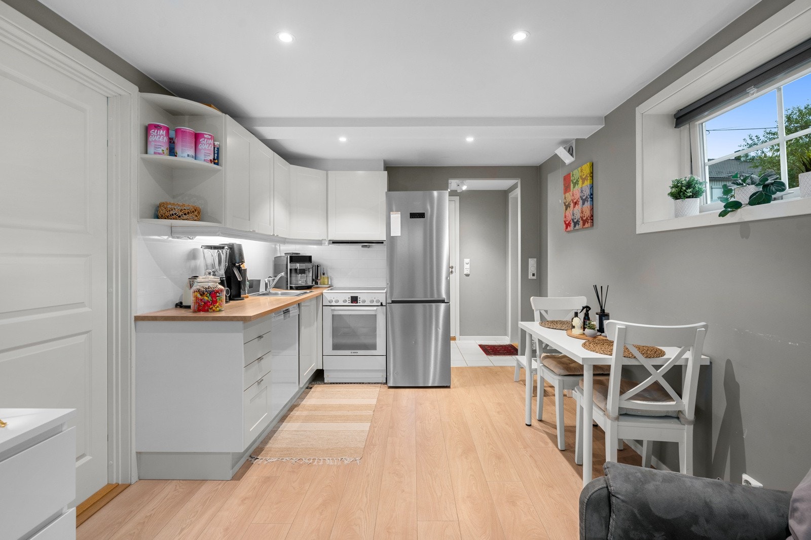 Kjøkkenet har tidsriktig innredning og effektiv arbeidsflate. Galleribilde