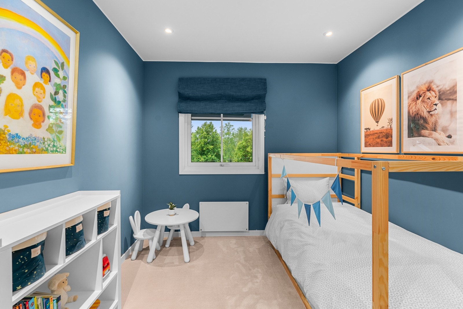 Soverom lll: Lekent og innbydende soverom med god gulvplass til aktivitet og kreativ lek. Galleribilde