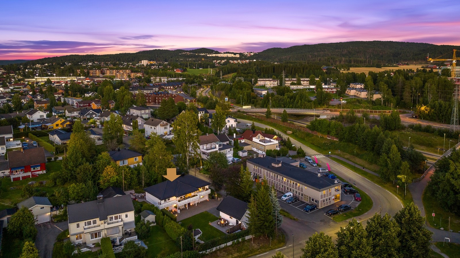 Fjellhamar kjennetegnes av et levende godt lokalmiljø, kort gangavstand til tog, torg og butikker, samt fine grøntområder som gjør området attraktivt for både unge og etablerte. Galleribilde