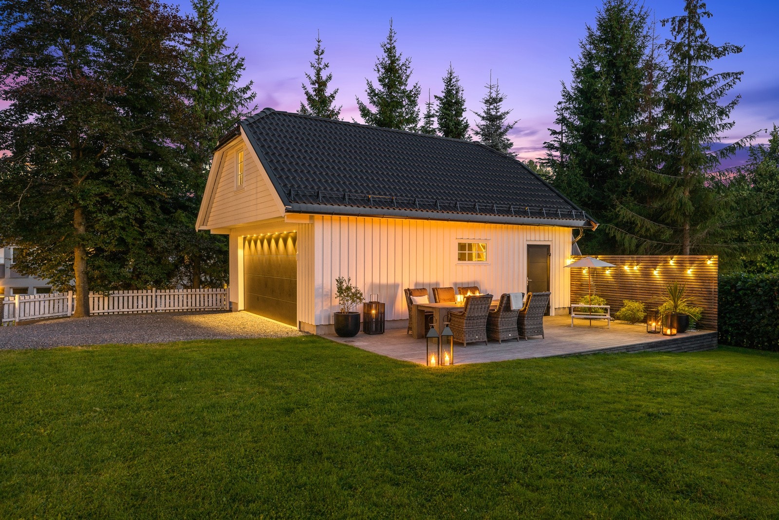 Dobbelgarasje fra 2018 med rikelig av oppbevaringsplass. Pent opparbeidet og skjermet hage med en trivelig uteplass ved garasjen. Galleribilde