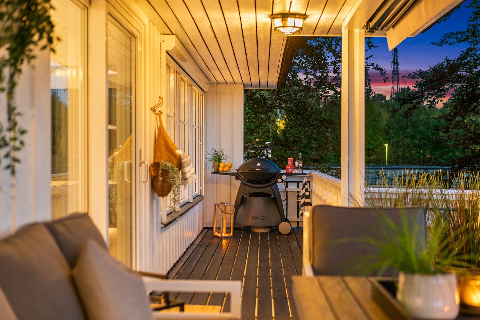 Herlig veranda på 28 kvm, med direkte utgang fra stue/kjøkken. Galleribilde