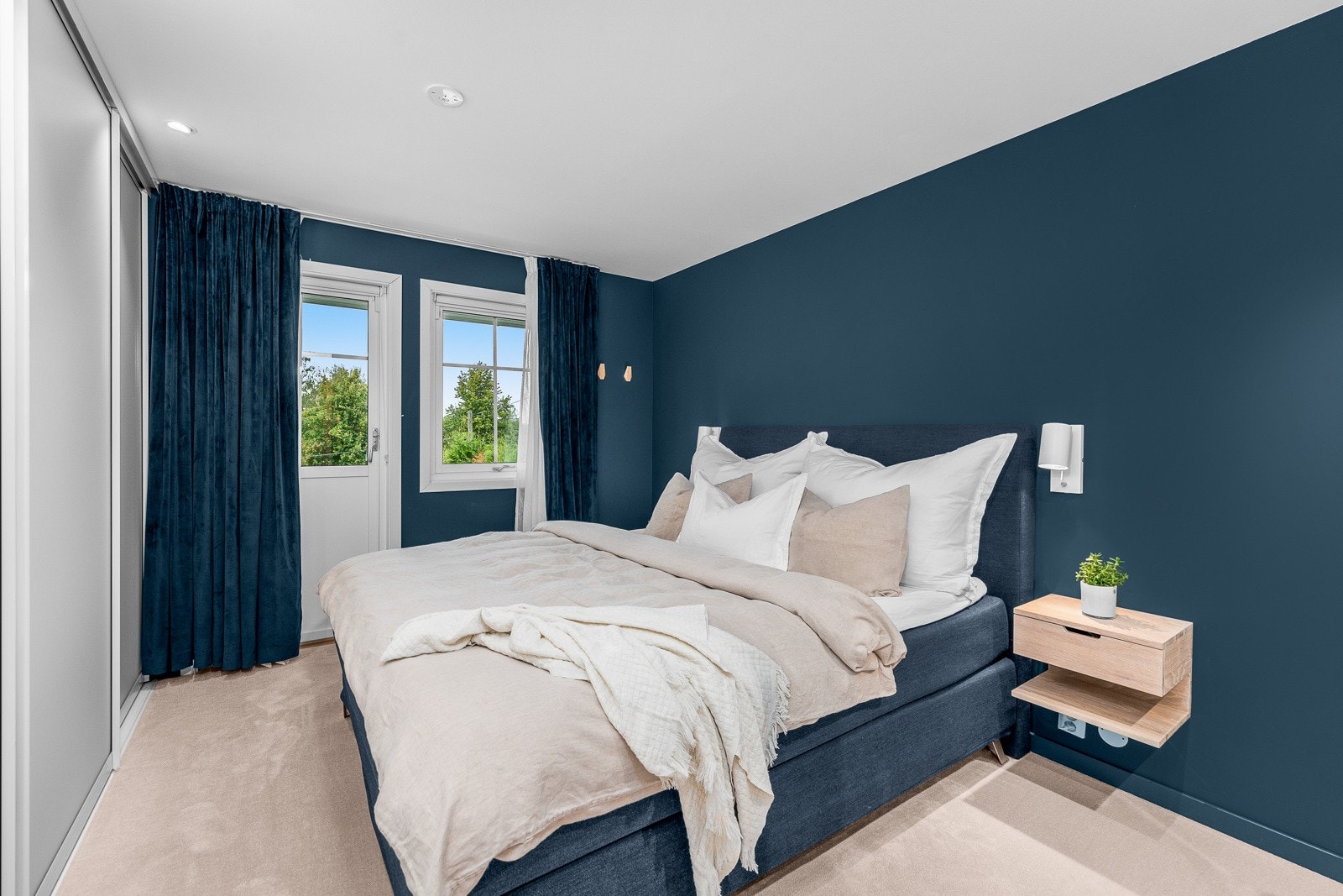 Lyst og behagelig hovedsoverom med god plass til dobbeltseng og nattbord. Galleribilde