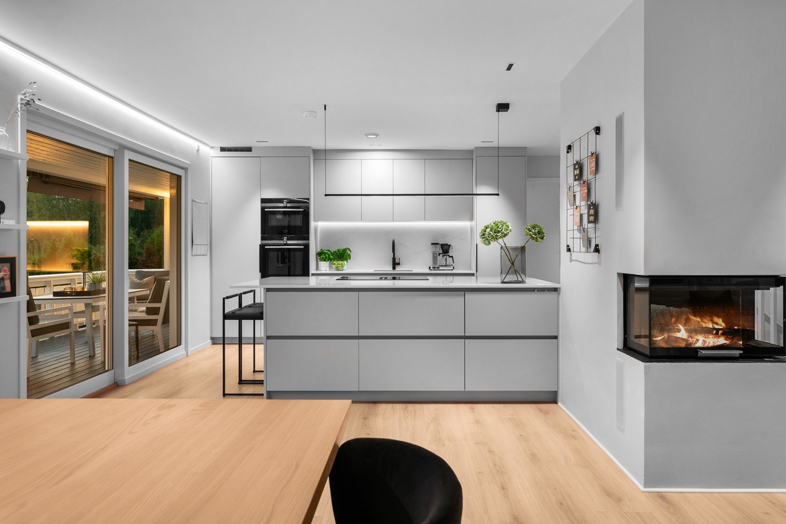 Lekkert kjøkken med integrerte hvitevarer og kjøkkenøy. Galleribilde