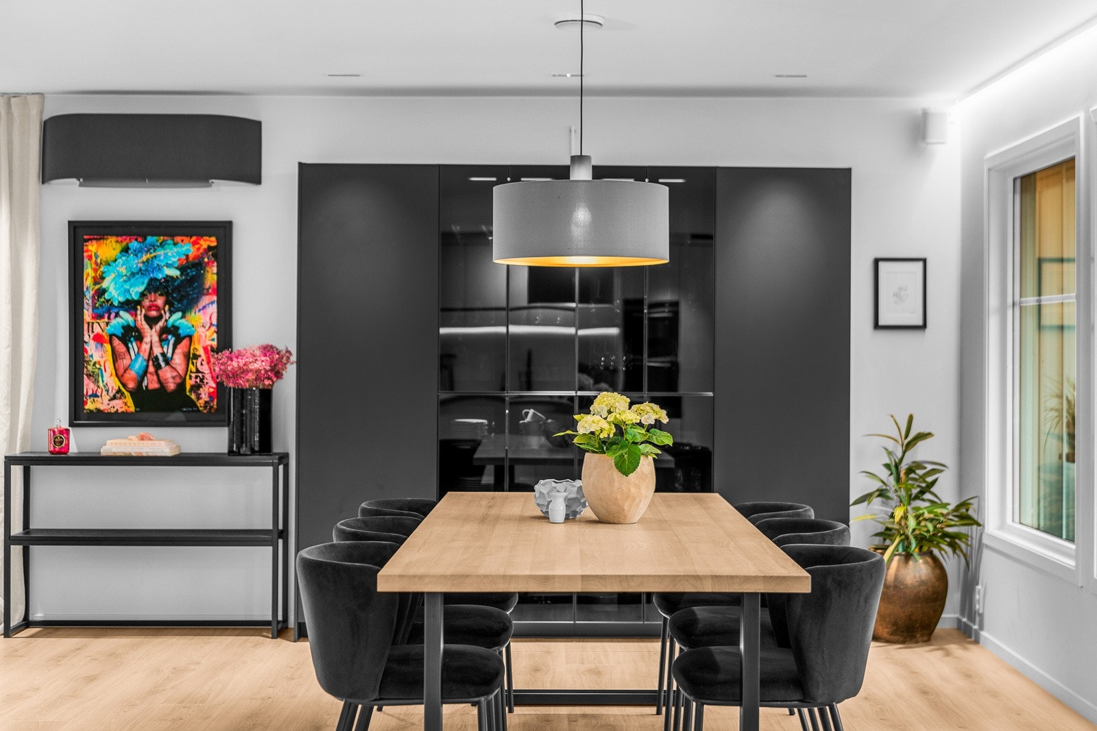 Egen sone til måltider og samvær, med plass til langbord og fleksibel møblering. Galleribilde