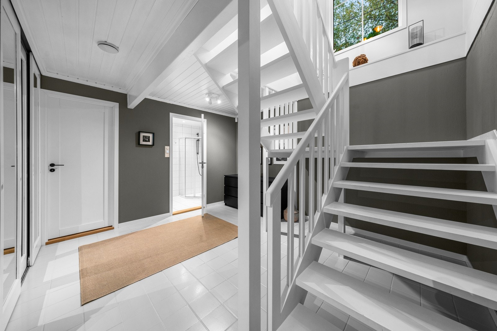 Lys og ryddig trappegang med moderne uttrykk, som binder etasjene sammen på en funksjonell måte. Galleribilde