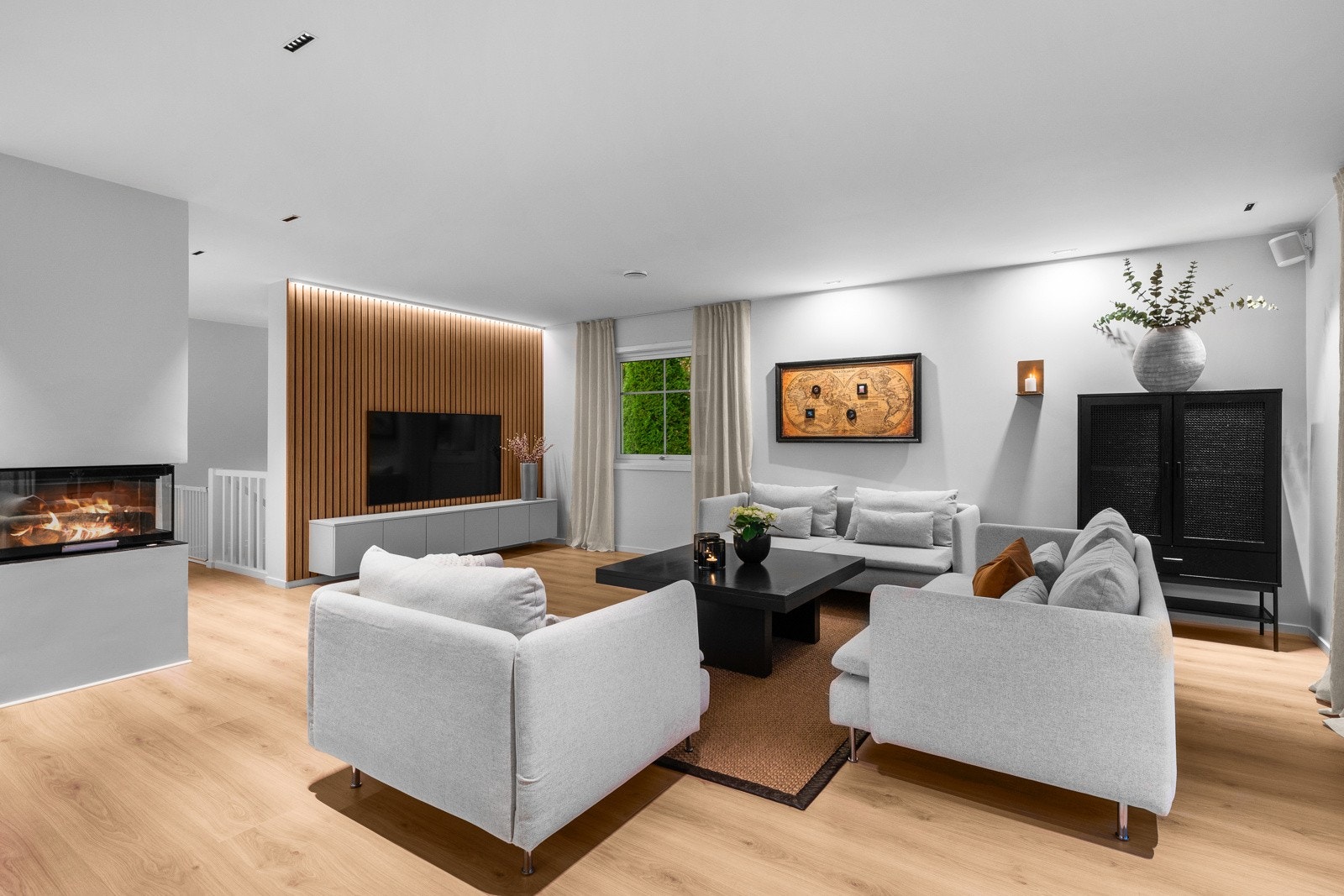 Stuen varmes opp av en stemningsfull peis og har samtidig god plass til TV-møblement og øvrig innredning. Galleribilde