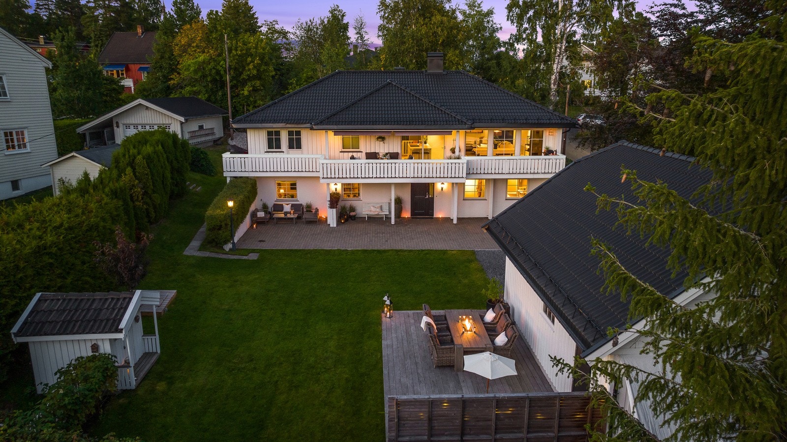 Stor og anvendelig tomt som gir følelsen av privat hageanlegg. Her får du rikelig med uteplass for både lek, grilling og lange sommerkvelder. Galleribilde