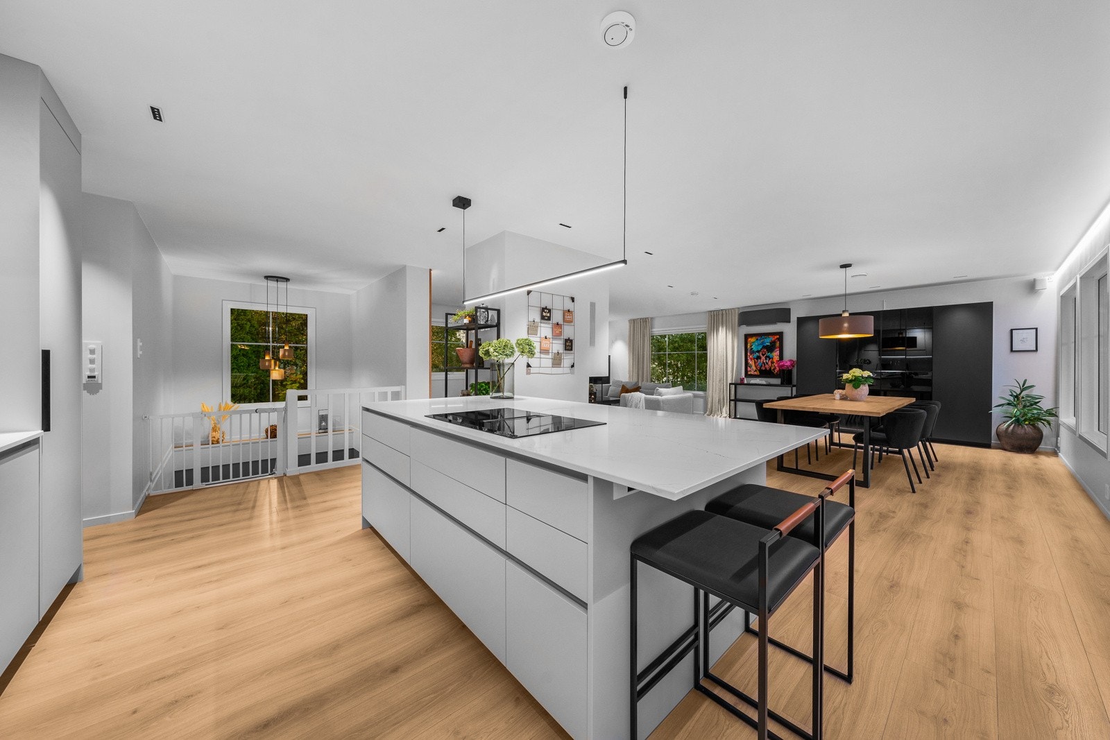 Åpent og sosialt kjøkkenmiljø med gode arbeidsflater og naturlig samlingspunkt rundt kjøkkenøya Galleribilde