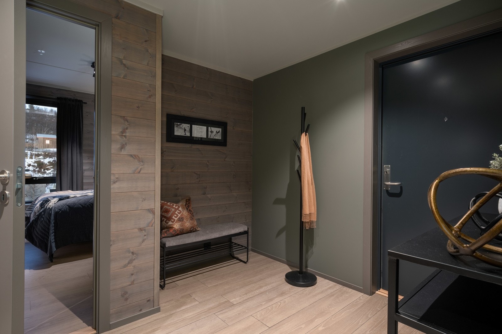 Velkommen inn! Entréen er romslig og innbydende med fliser på gulv og vannbåren gulvvarme. Galleribilde