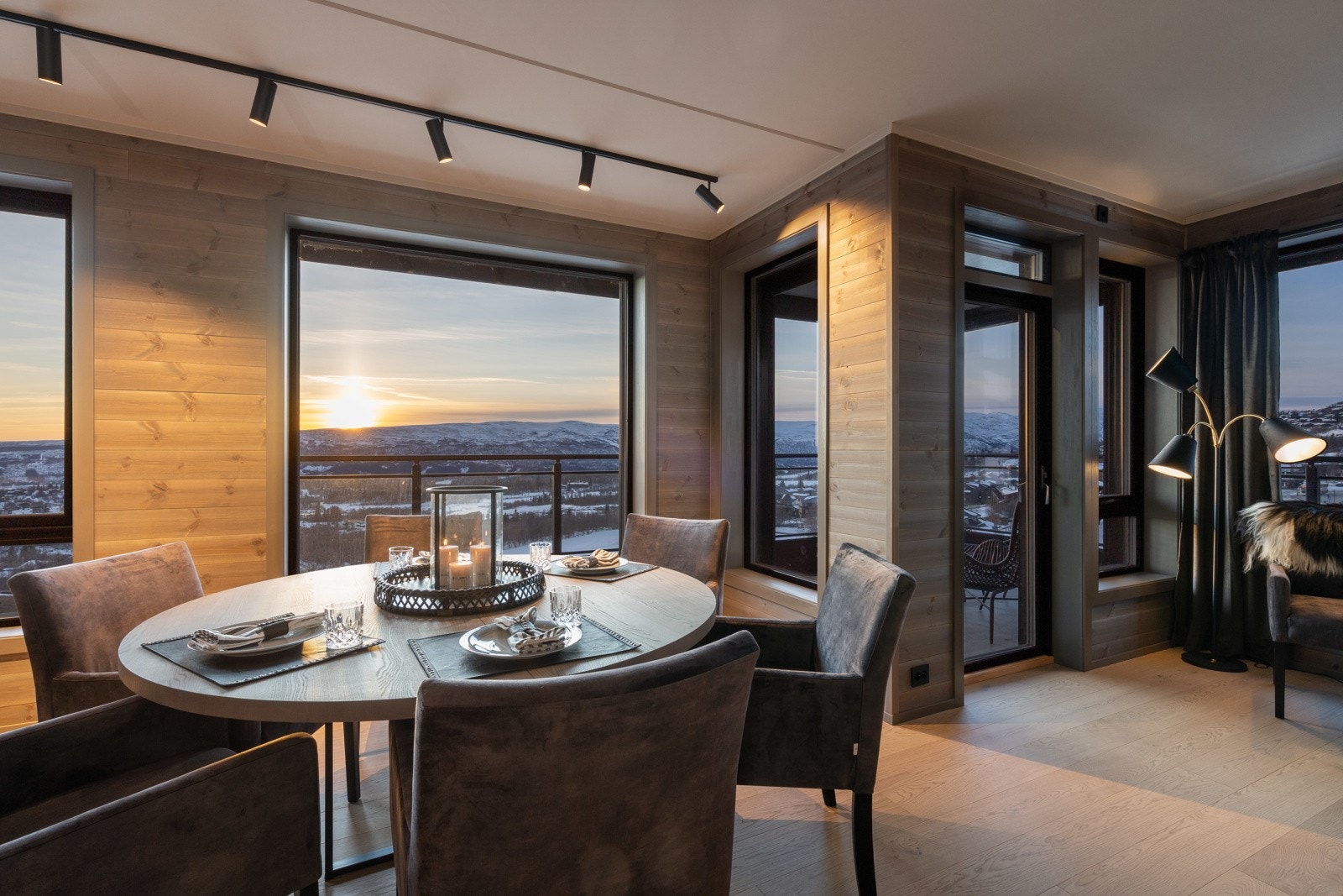 Leiligheten har en gjennomgående høy standard med bl.a. vannbåren varme, balansert ventilasjon, 1-stavs eikeparkett og lekre innredninger fra Grønvold Snekkerverksted. Galleribilde