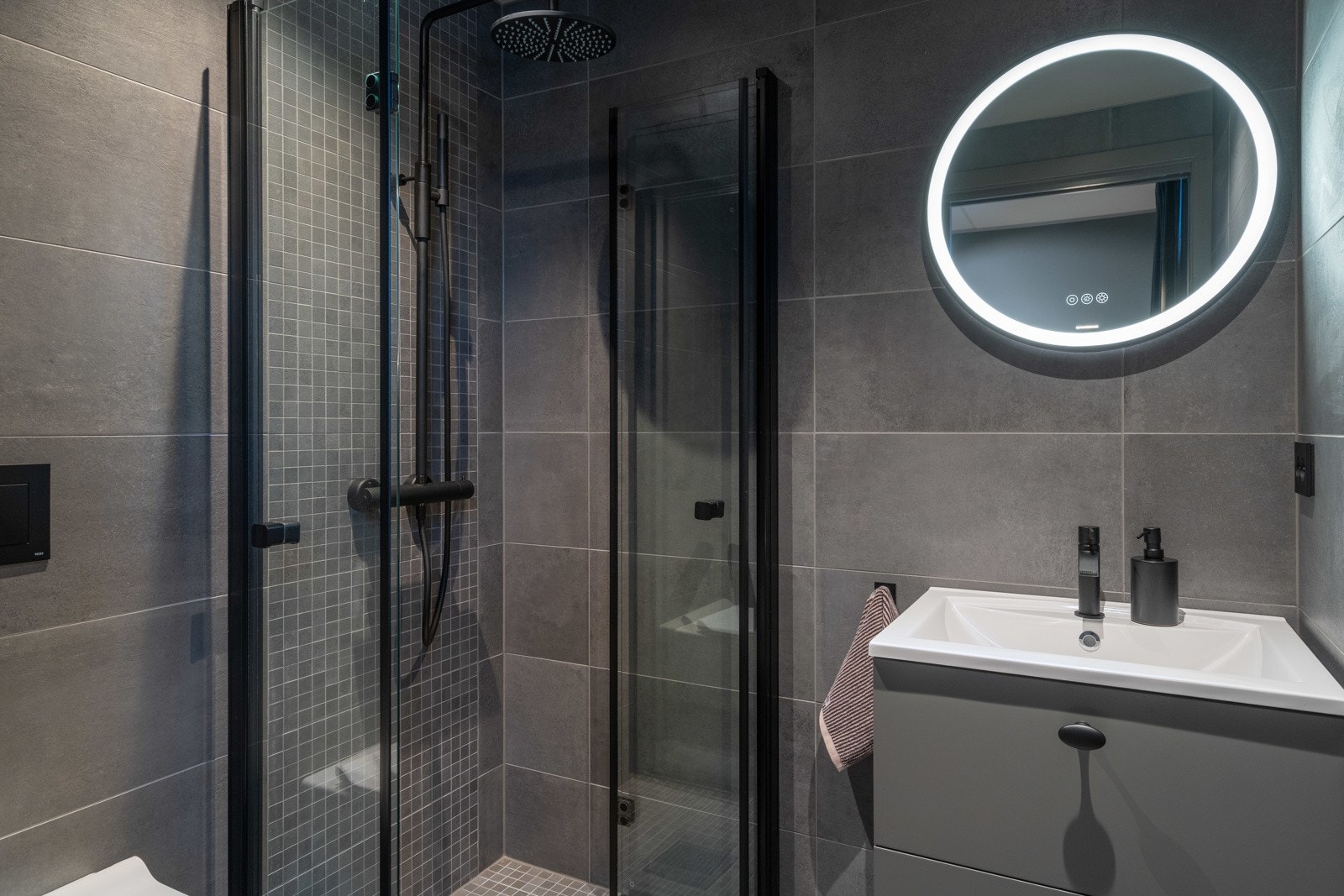 Bad/wc 2 beliggenede i tilknytning til soverom 2. Galleribilde