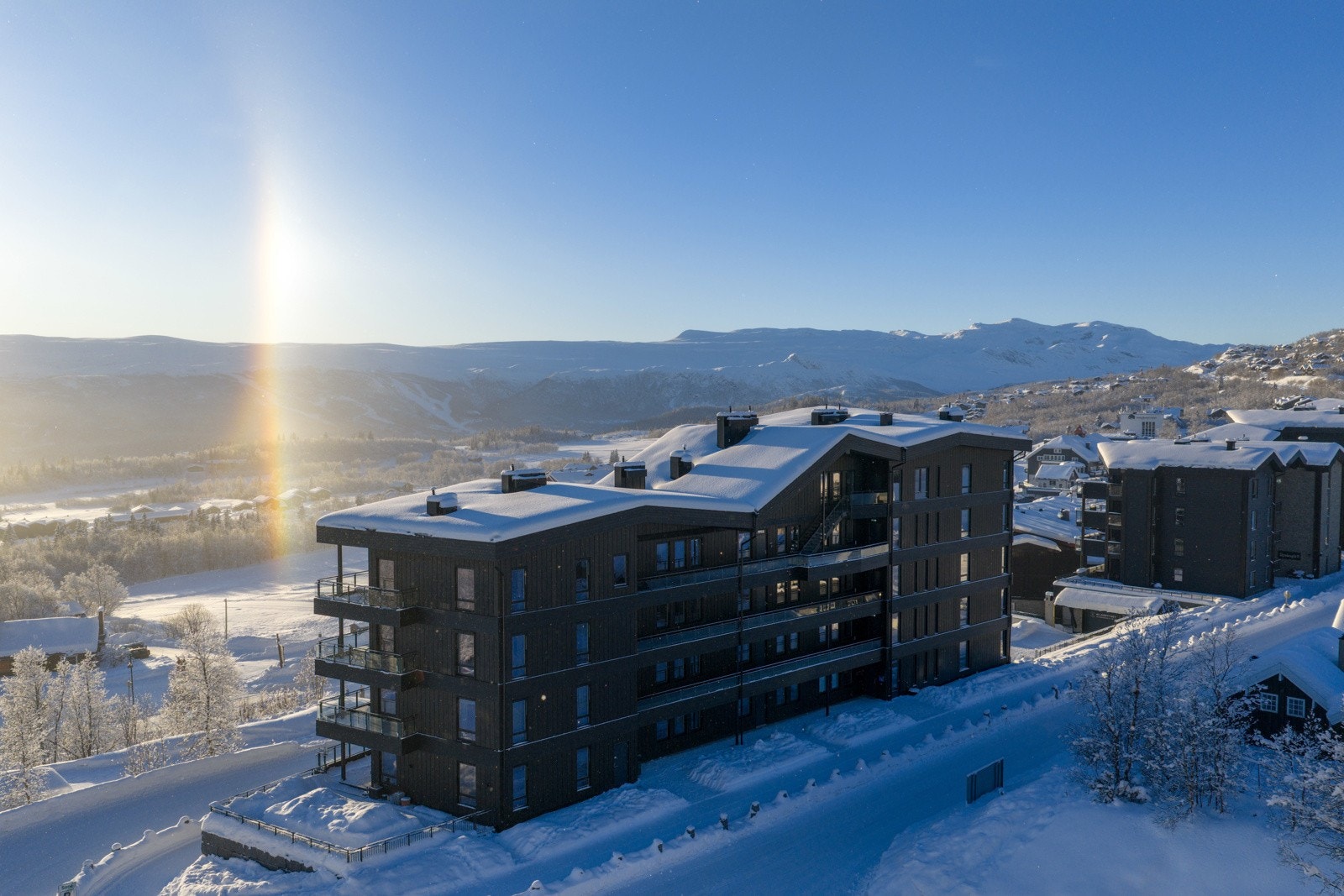 Beitostølen er en helårsdestinasjon, hvor attraksjonene i området er mange gjennom hele året. På grunn av den nære beliggenheten til Jotunheimen, er Beitostølen blant de mest snøsikre vintersportstedene i Europa. Galleribilde