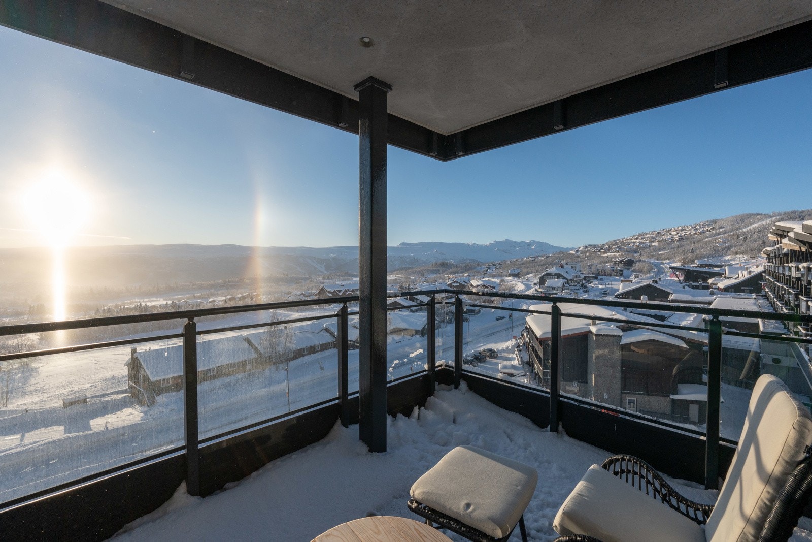 Leiligheten har en meget flott beliggenhet i byggets 4. etasje med fantastisk utsikt mot fjellene og nærområdet. Galleribilde