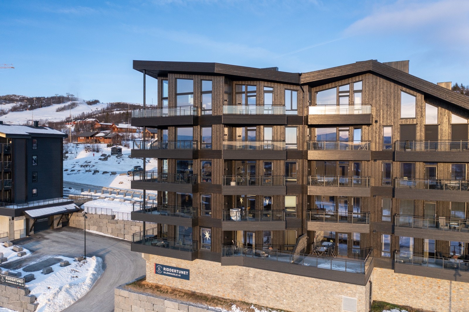 Riddertunet har en fantastisk beliggenhet i hjertet av Beitostølen sentrum med både spektakulær utsikt mot fjellene og umiddelbar nærhet til "alle" fasiliteter. Galleribilde