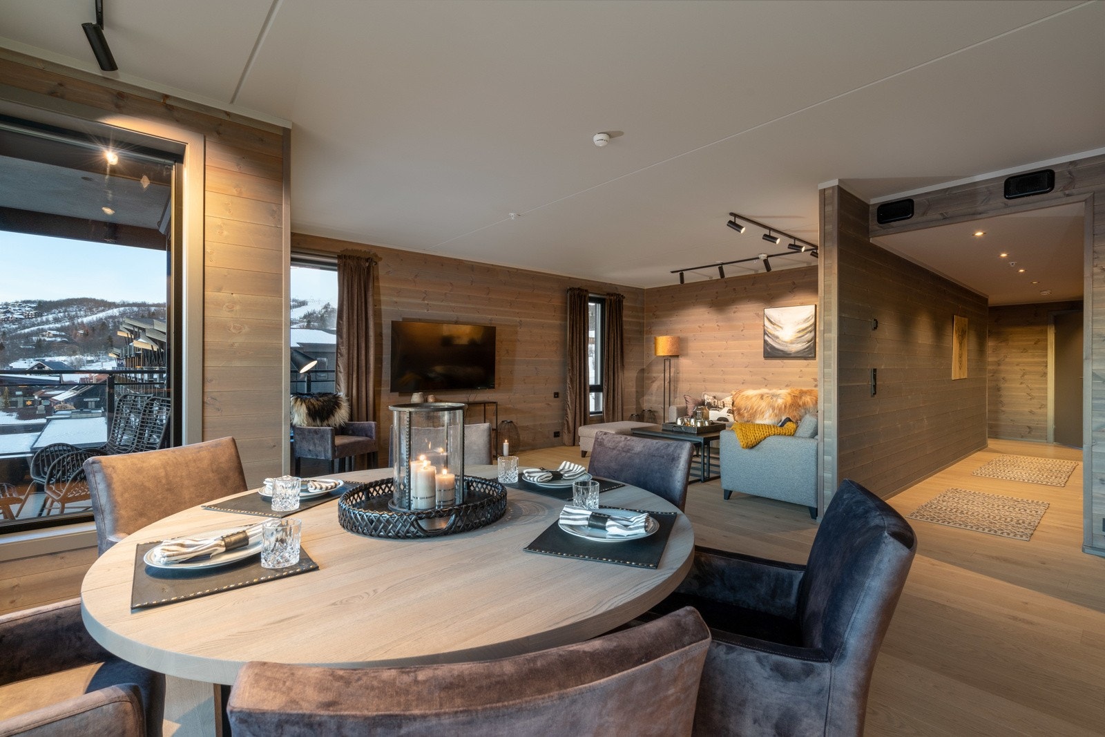 Spisestuen har en fin plassering ved kjøkkenet. Under måltidene kan man nyte storslått utsikt mot fjellene! Galleribilde