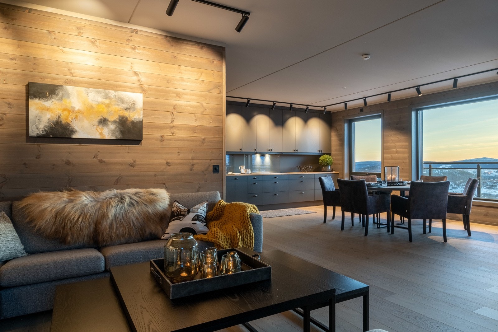 Stuen og kjøkkenet har vannbåren gulvvarme og lekker 1-stavs eikeparkett. Galleribilde