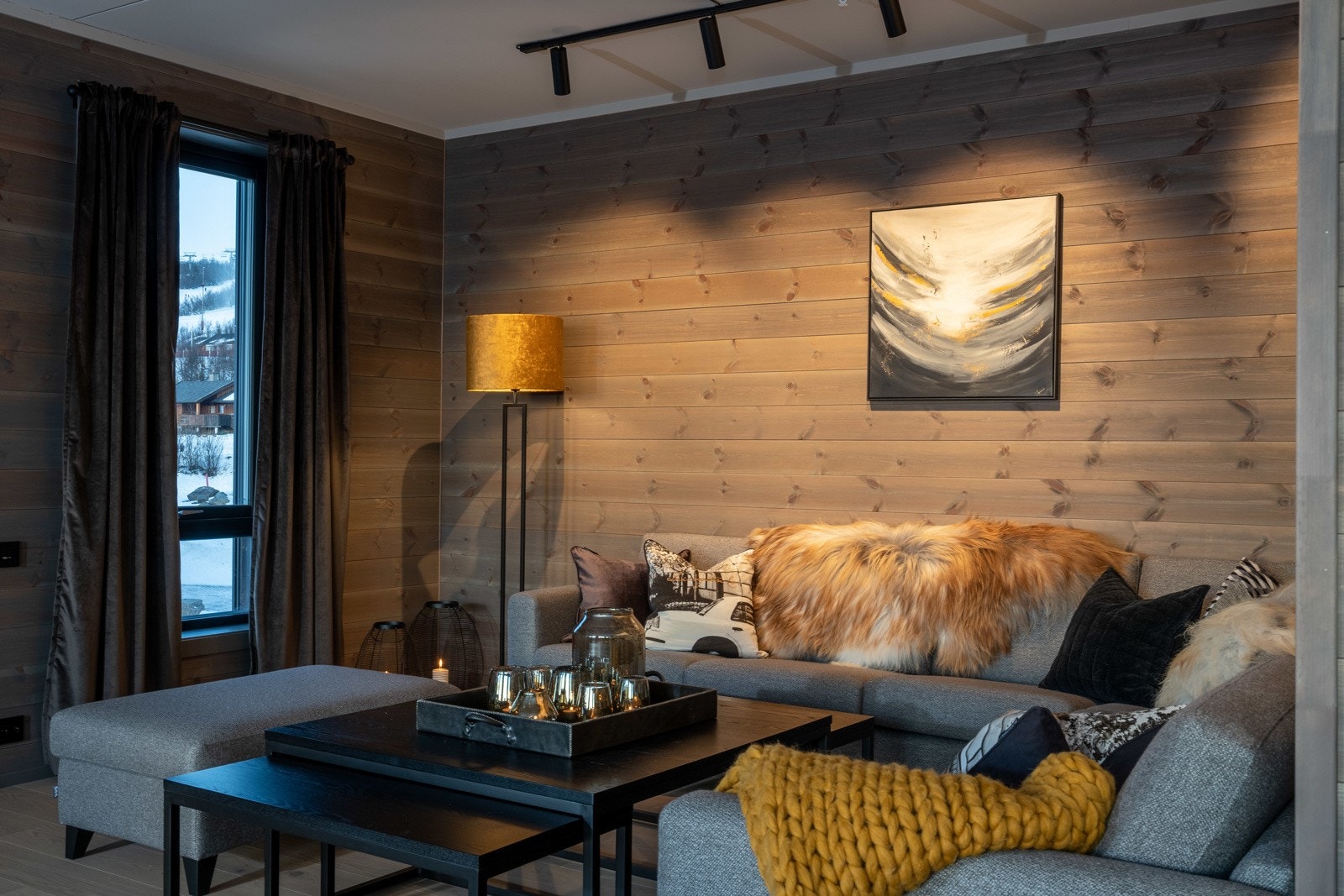 Stuen har en fin romløsning som byr på flere møbleringsmuligheter. Galleribilde