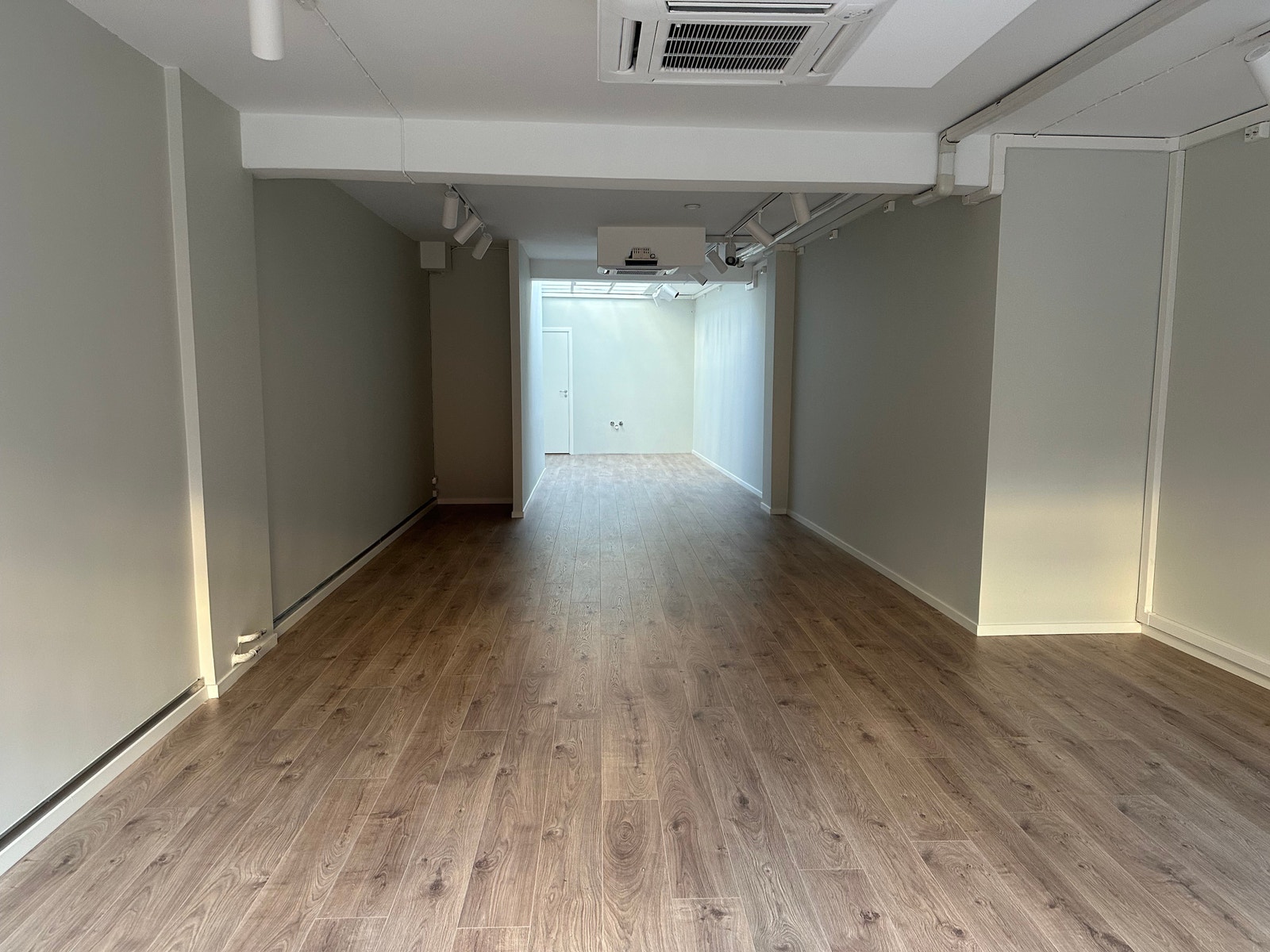 Bilde bakover i lokalet. Slik så det ut som nyoppusset i 2024 Galleribilde