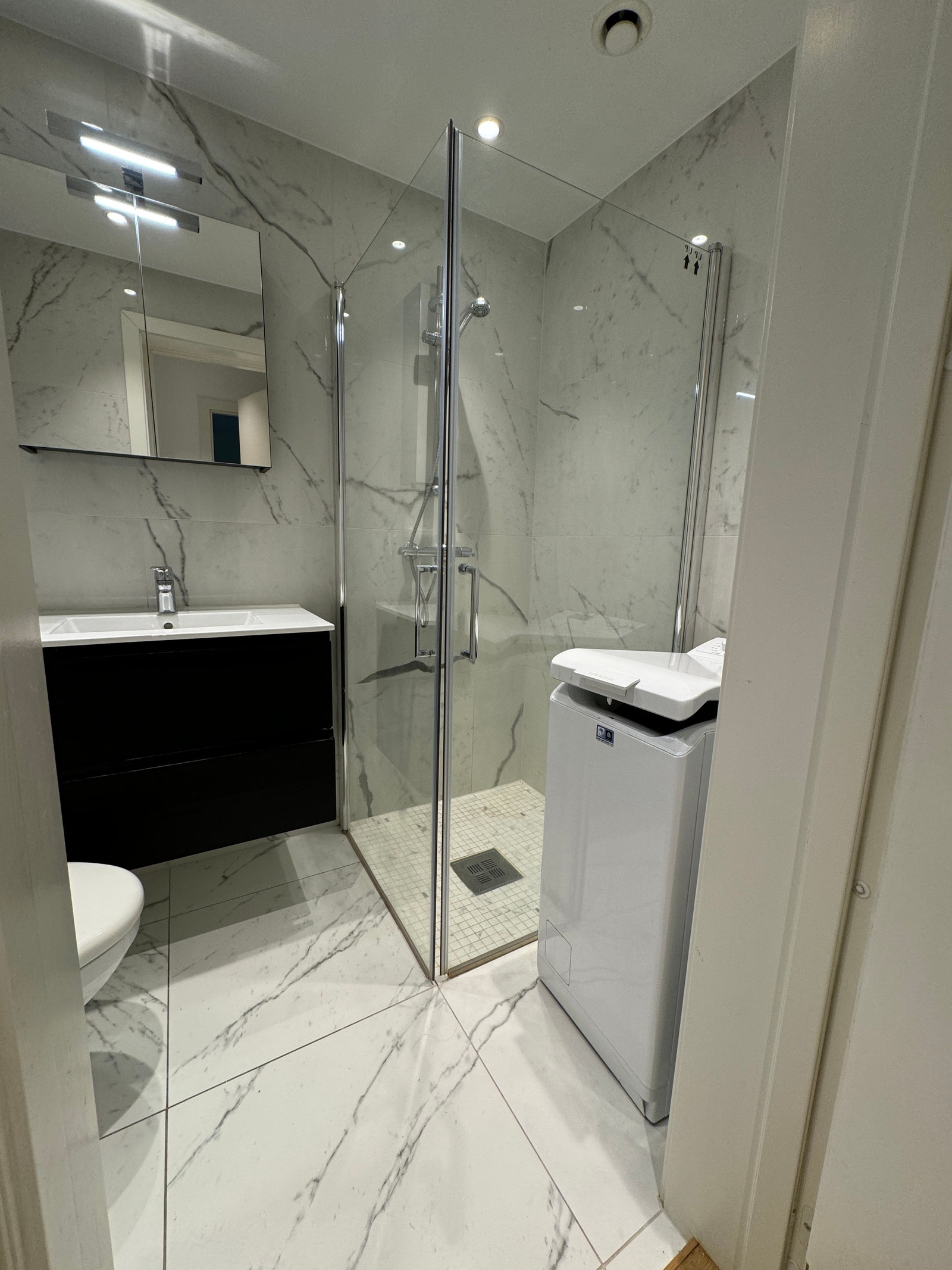 Bad med vaskemaskin som følger med. Galleribilde