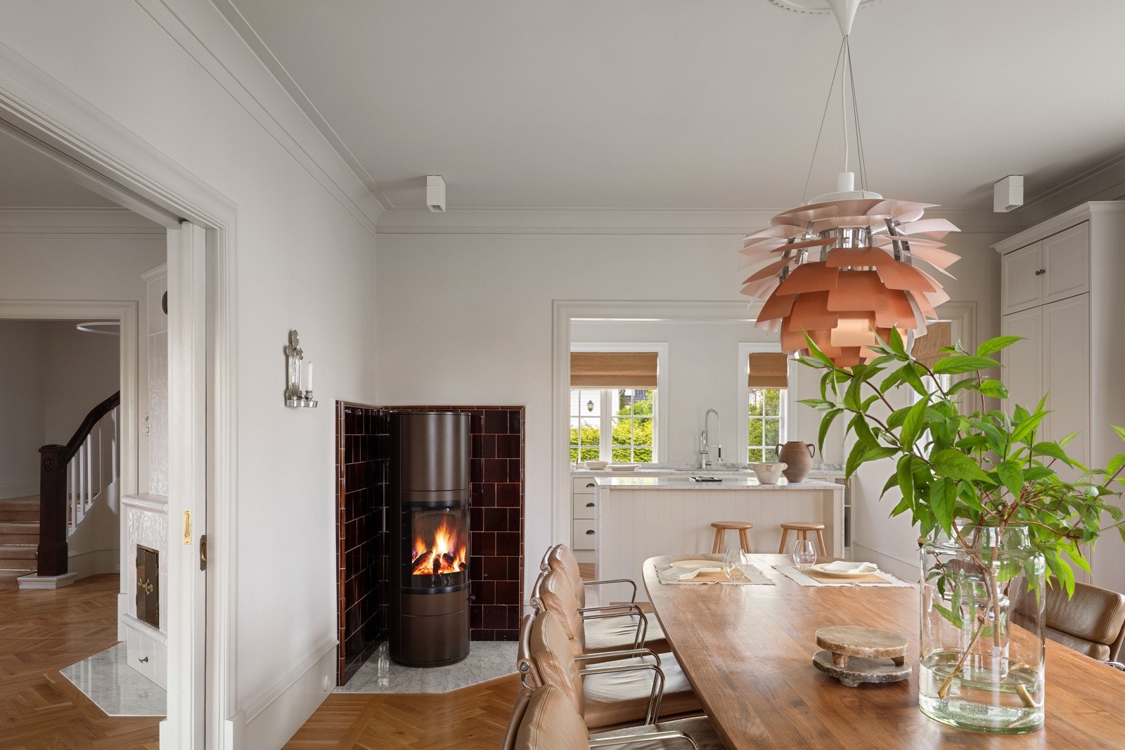 Spisestuen har peisovn, mens i stuen er det en klassisk, vakker kakkelovn med originale fliser på gulvet i front. Galleribilde