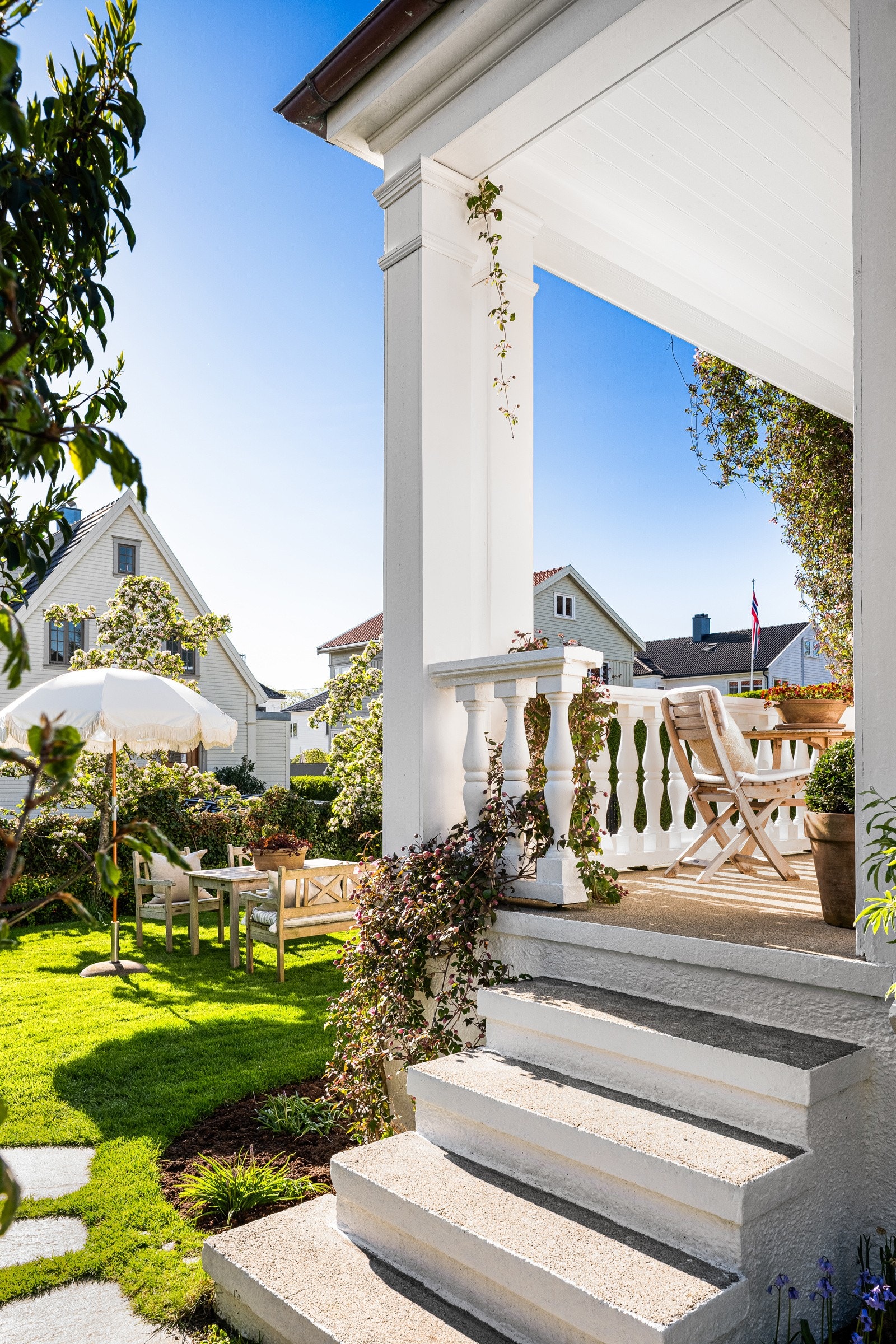 Fra spisestuen er det utgang til en sydvestvendt, overbygd veranda med trapp ned til hagen. Galleribilde