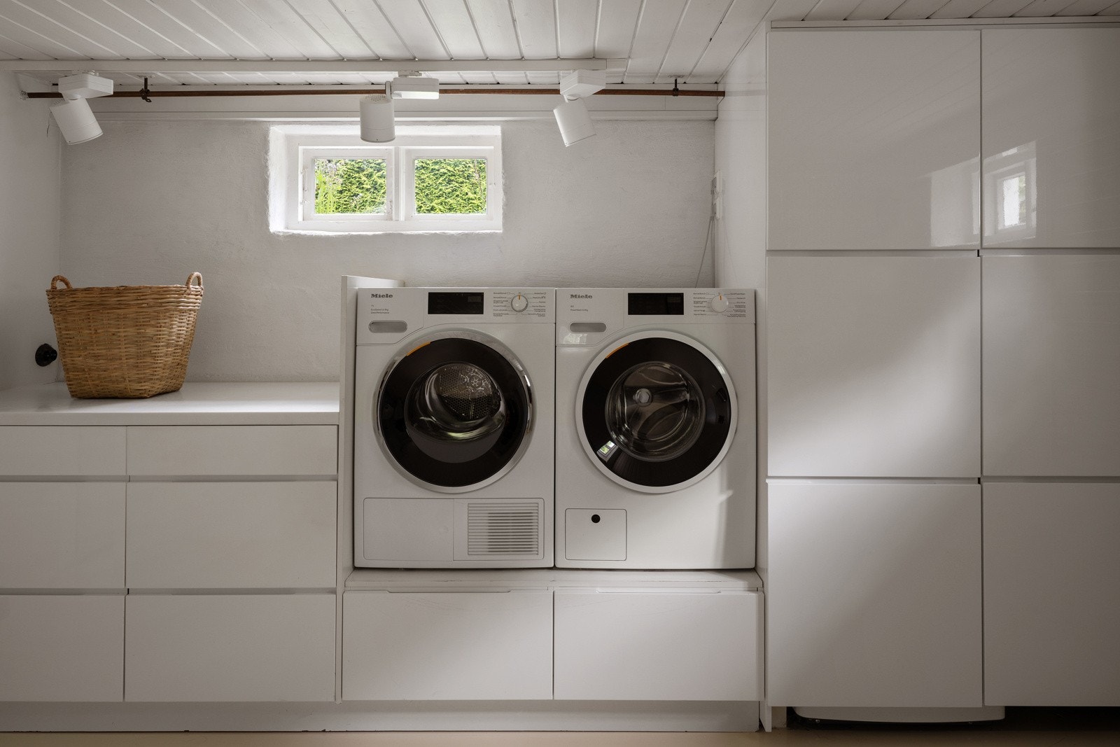 Langs en hel vegg er det hvit, plassbygd Kvik-innredning med skap, skuffer og benkeplate. Galleribilde