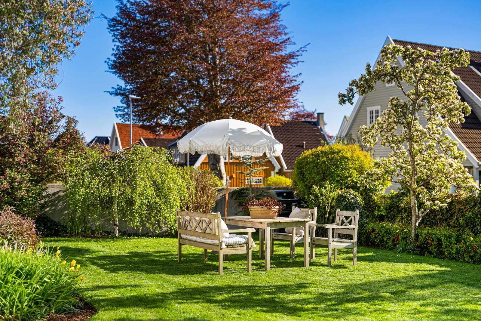 Det hele rammes inn med vintergrønn hekk som skjermer eiendommen godt. Galleribilde