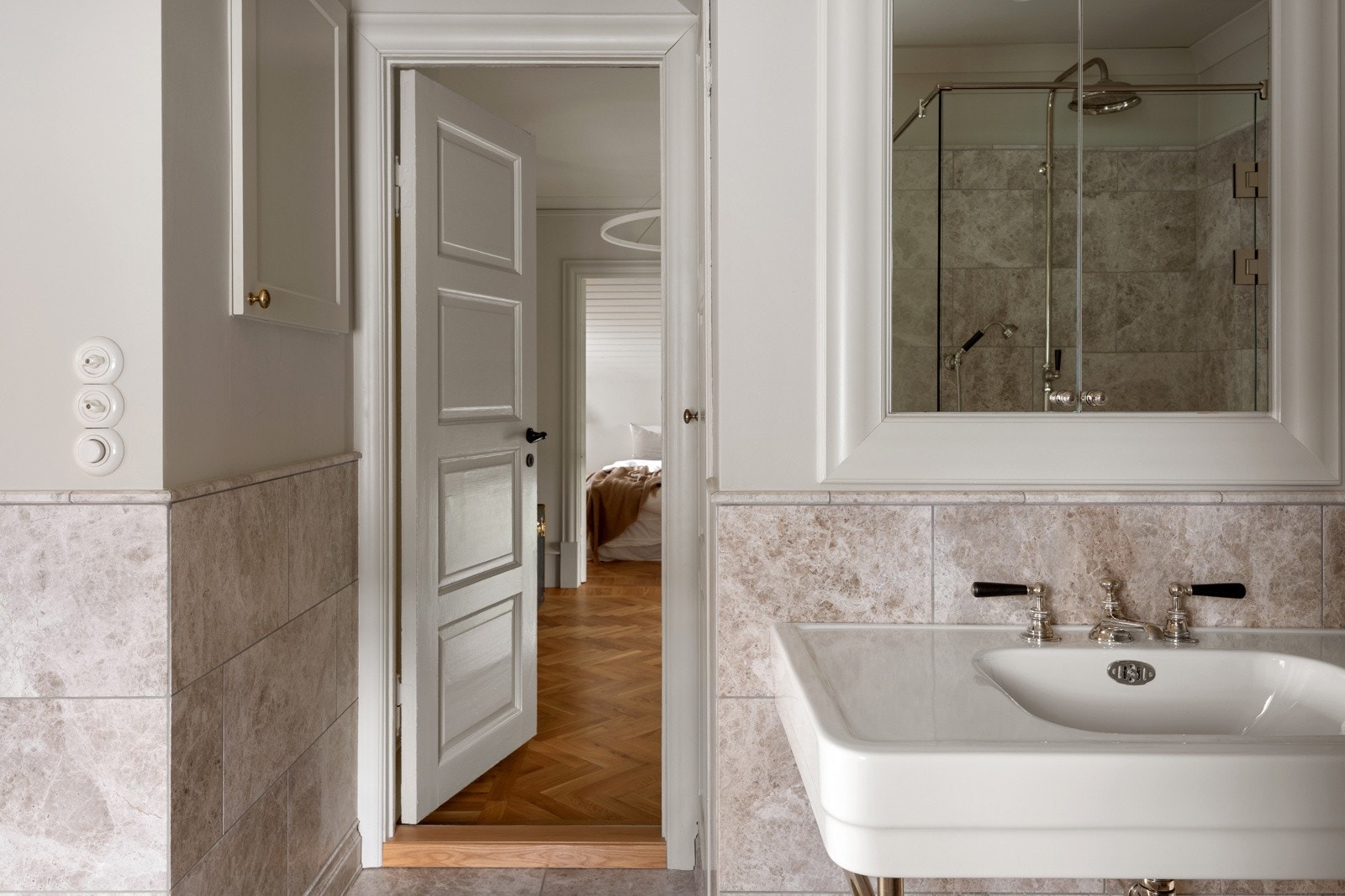 Innredningen fra anerkjente og engelske The Water Monopoly står godt til den tidstypiske stilen. Galleribilde