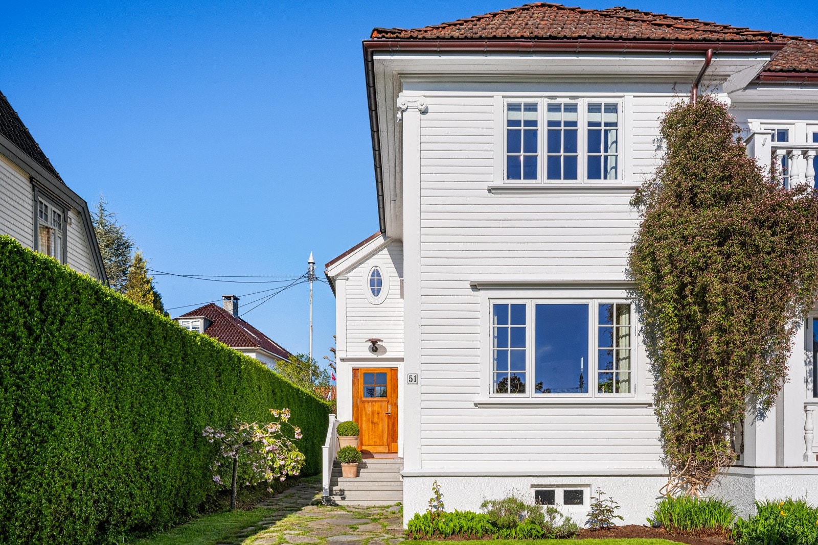 Villaen fra 1930 har et meget pent inngangsparti med skiferlagt adkomst, støpt trapp og veggmontert utebelysning. Galleribilde