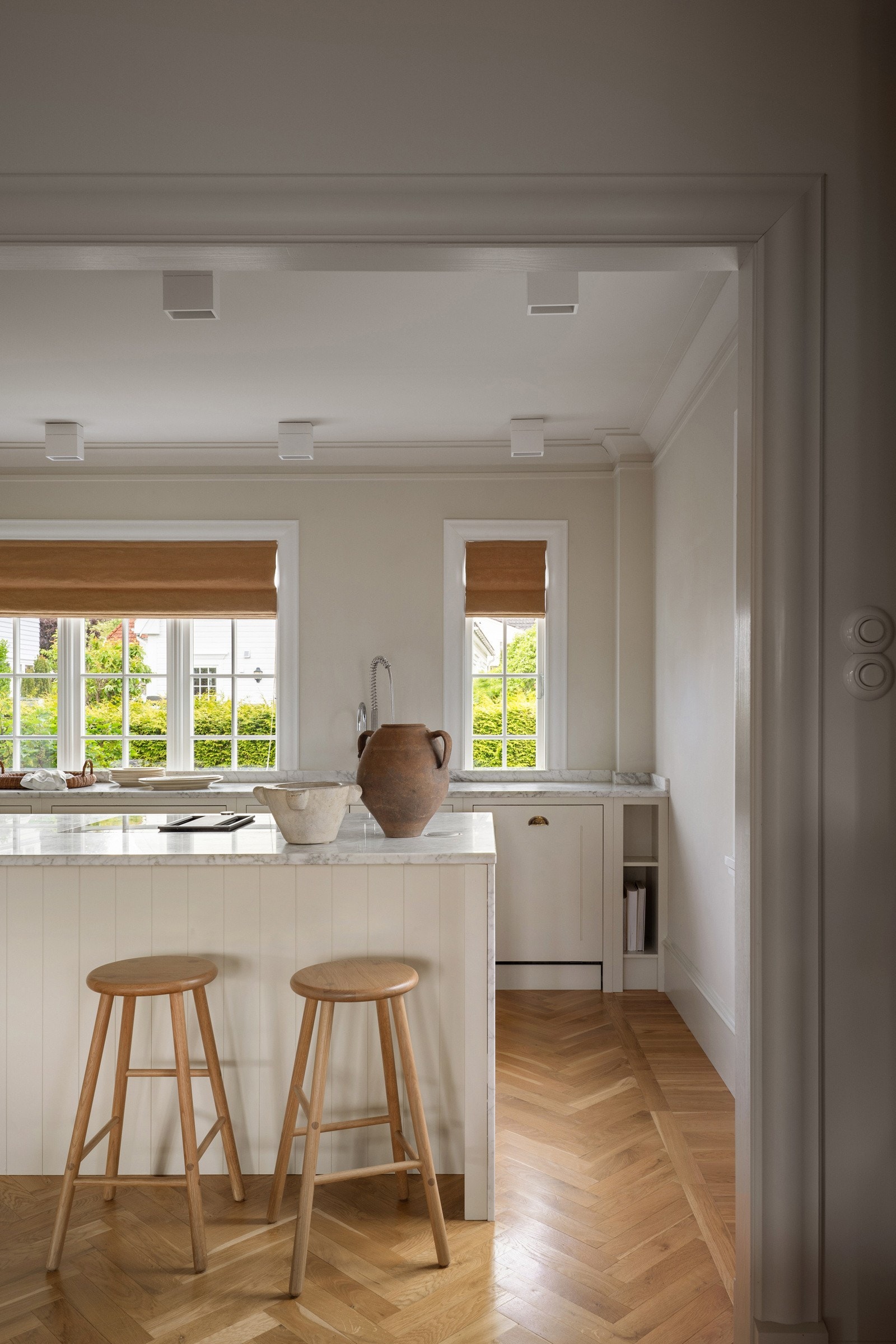 Kjøkkenet er holdt i en klassisk shaker stil med snekkertilpassede løsninger og gode benkeflater. Galleribilde