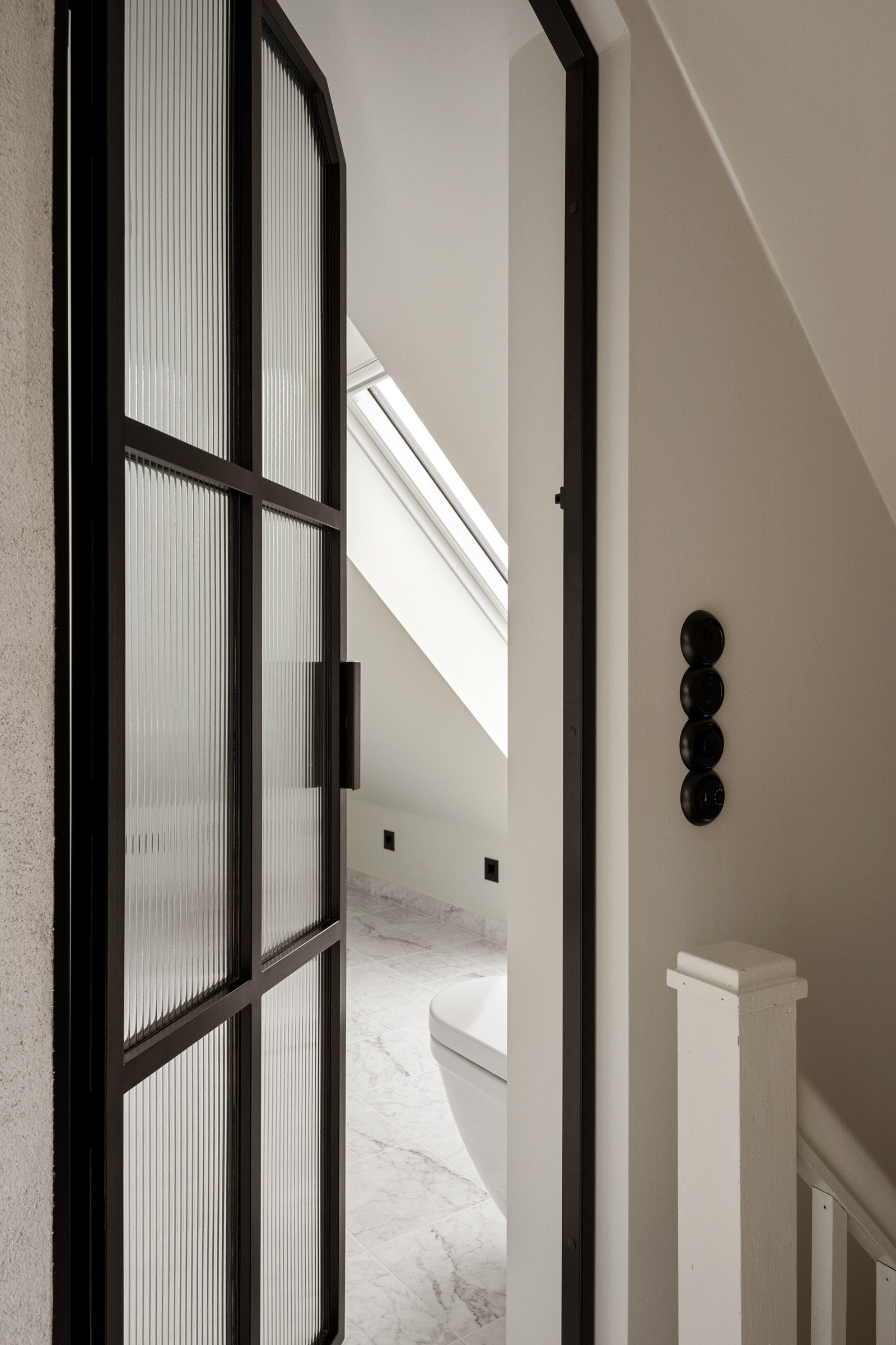 Her er det hvite metrofliser på veggene, hvitmalt skrå himling og Carrera marmor gulvfliser over elektrisk gulvvarme. Galleribilde