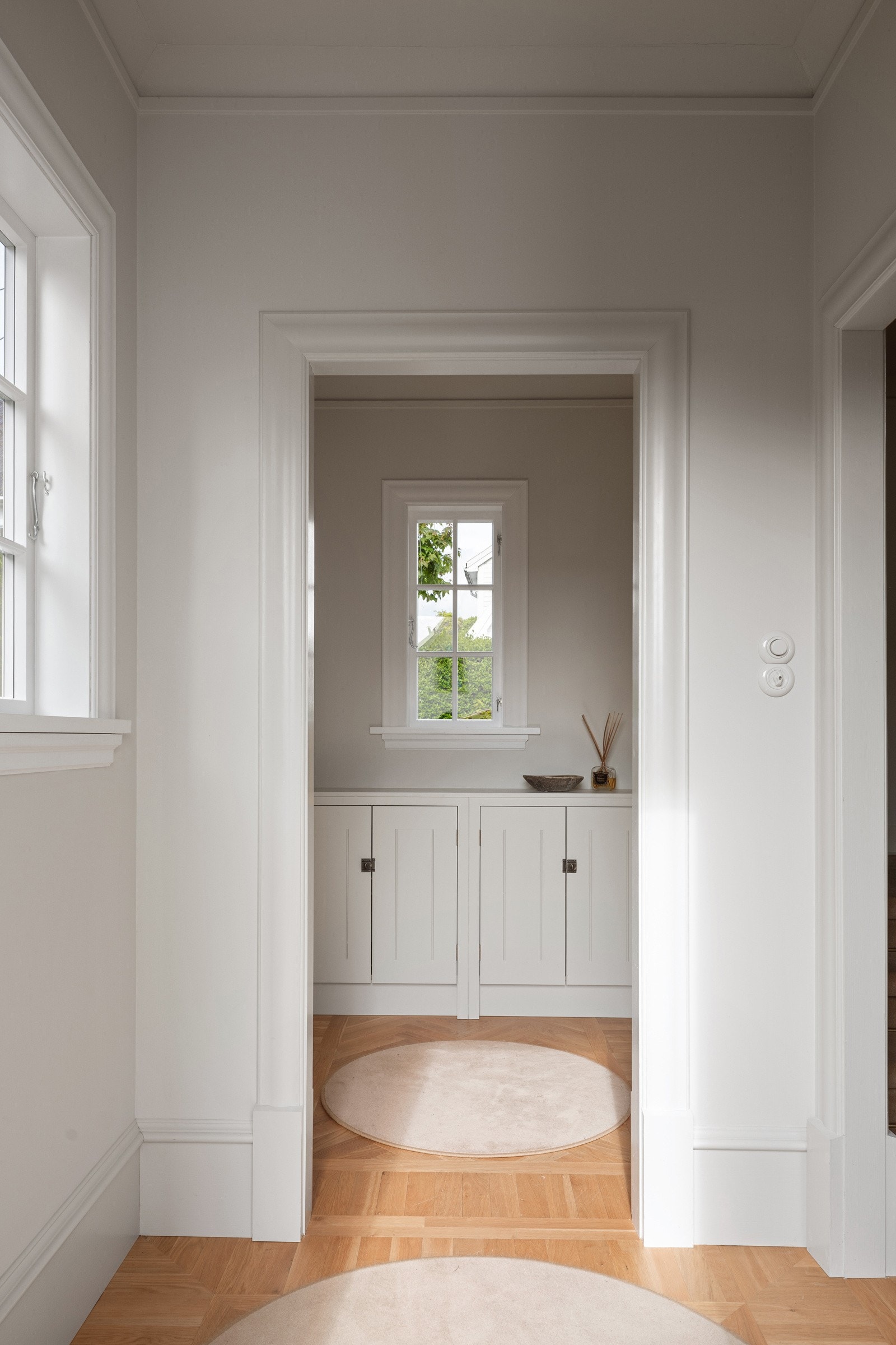 Vel inne blir vi ønsket velkommen i en flott entré med hvitmalte overflater og fiskebeinsparkett på gulv med vannbåren gulvvarme. Galleribilde