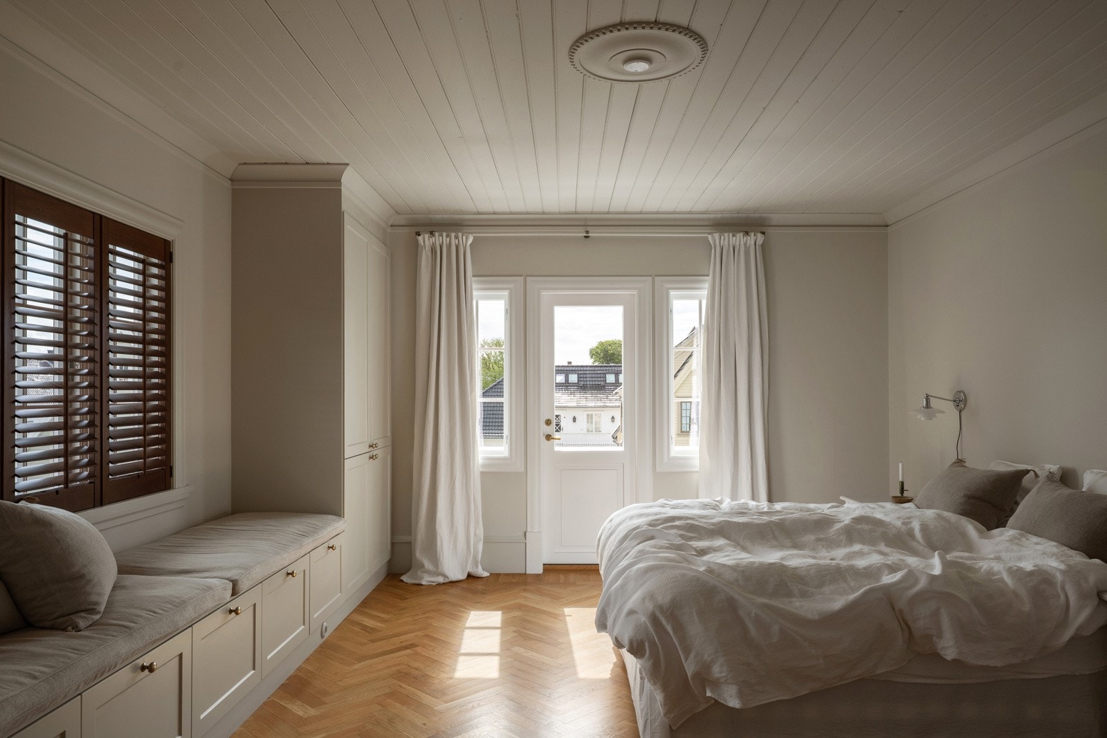 Hovedsoverommet er av god størrelse, og kan skilte med egen luftebalkong, plassbygd garderobeløsning med sittebenk og et tilliggende bad. Galleribilde