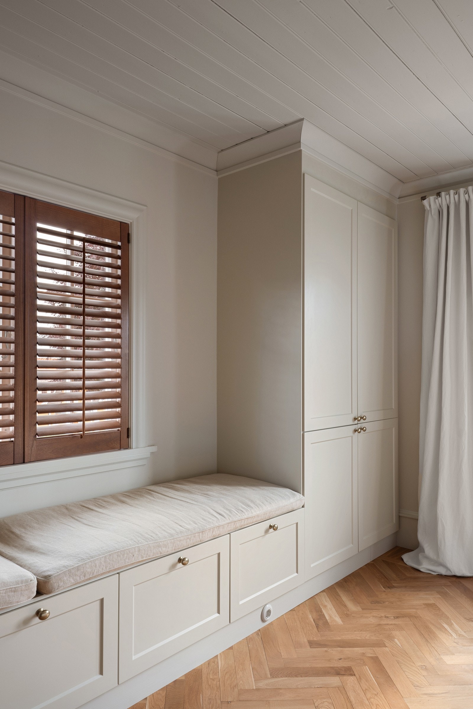 Hovedsoverommet har plassbygget garderobe med sittebenk under vinduet. Galleribilde