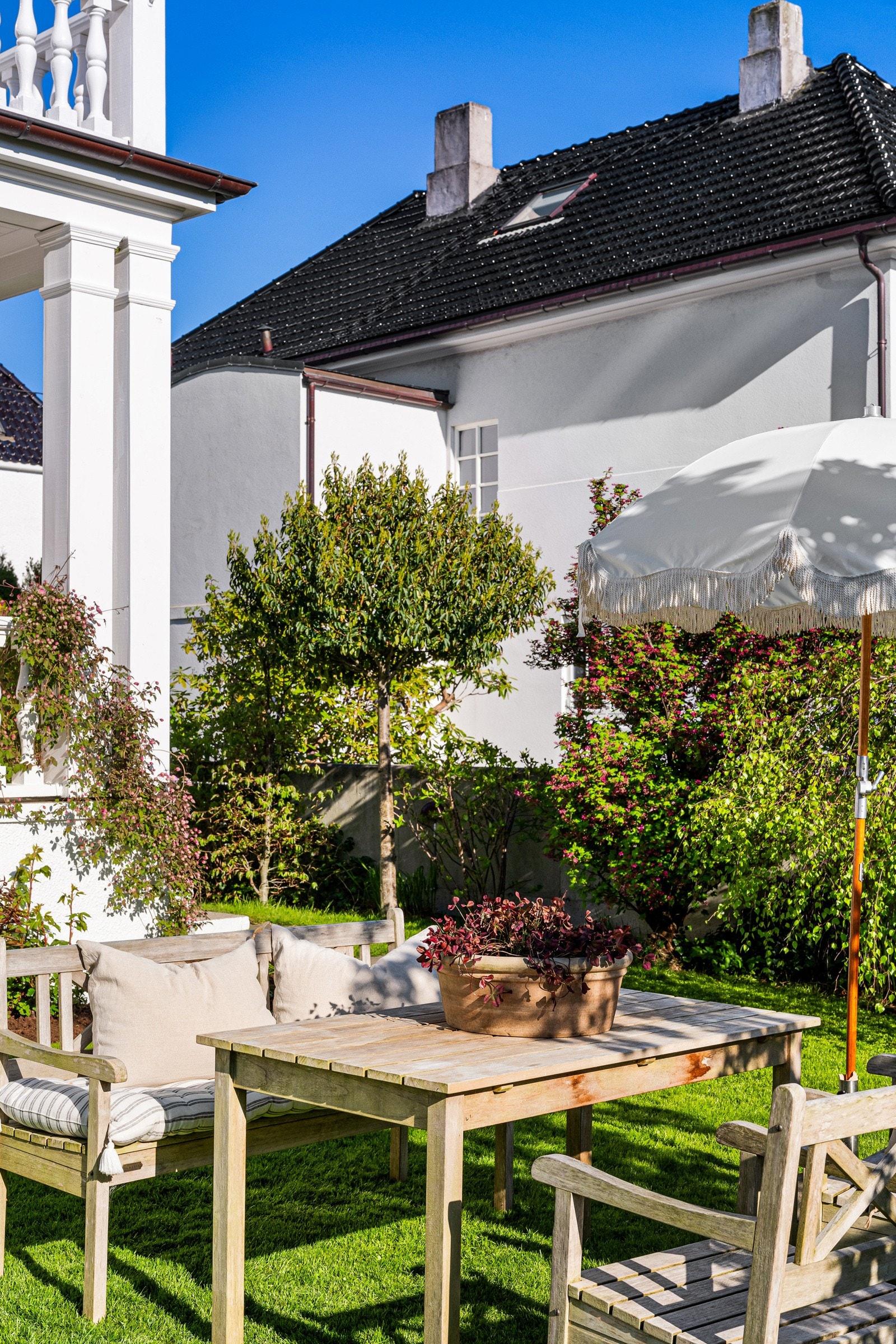 Tomten er solrik, med flere uteplasser og en velstelt hage. Galleribilde